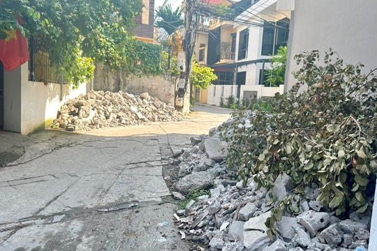 Tập kết phế thải xây dựng trái phép trên phố Hữu Nghị