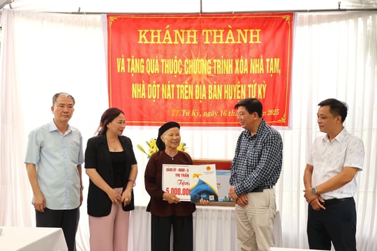 Đồng chí Nguyễn Quang Phúc tặng quà 3 hộ dân ở Tứ Kỳ được hỗ trợ xây dựng, sửa chữa nhà ở
