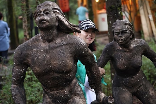 Khu du lịch gây sốt vì tuyển 'người rừng'
