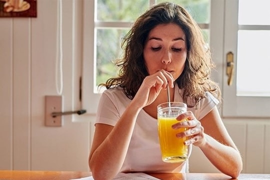 Nước cam tưởng siêu lành mạnh, uống kiểu này lại chẳng khác gì tự đầu độc cơ thể