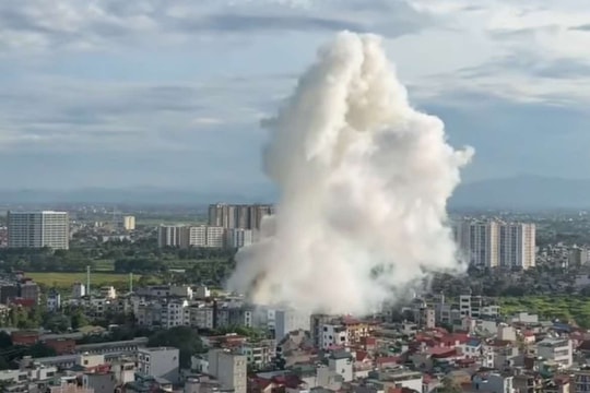 Sau tiếng nổ vang trời, ngôi nhà 4 tầng ở Hà Nội bốc cháy ngùn ngụt, 2 người tử vong