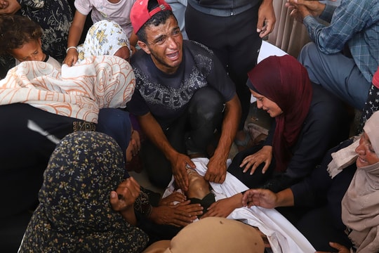 Xe tăng Israel bắn vào đám đông chờ nhận viện trợ ở Gaza, 59 người chết