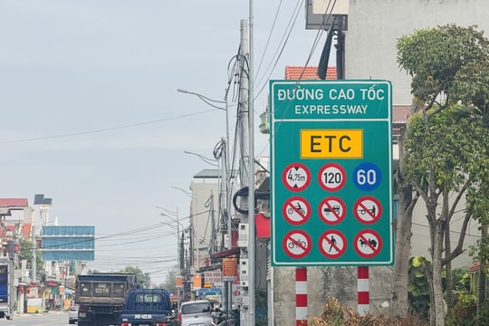 Biển báo giao thông vào đường cao tốc Hà Nội - Hải Phòng đoạn huyện Bình Giang đã được di chuyển