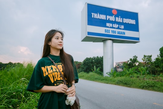 Người dân check-in tạm biệt tấm biển ở cửa ngõ TP Hải Dương