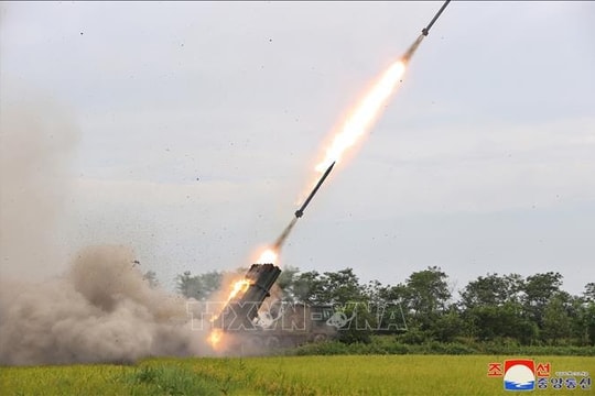 Triều Tiên bắn 10 quả đạn pháo từ hệ thống phóng rocket đa nòng