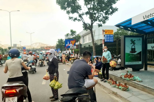 Giao thông lộn xộn ở khu vực cổng Công ty May Trấn An