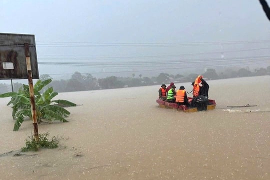 Mưa lớn kéo dài suốt đêm, đường phố Thái Nguyên chìm trong biển nước