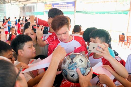 Tiền vệ Nguyễn Hoàng Đức truyền cảm hứng cho gần 200 cầu thủ nhí Hải Dương