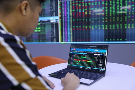 Chứng khoán tiếp tục phá đỉnh 3 năm