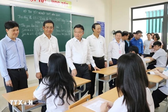 Phó Thủ tướng Lê Thành Long kiểm tra công tác chuẩn bị thi tốt nghiệp THPT tại Hải Phòng