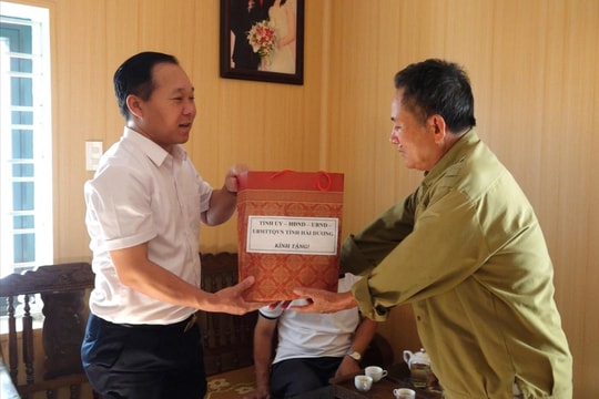 Kim Thành tặng quà gia đình chính sách tiêu biểu