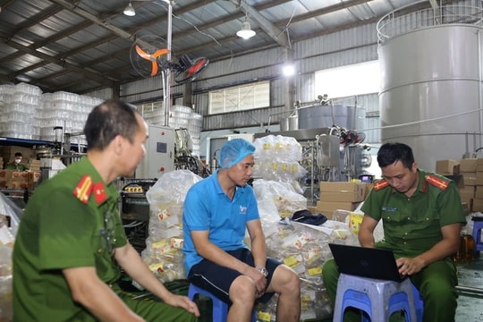 Công an Hưng Yên triệt phá đường dây nhập lậu cả nghìn tấn 'dầu thực vật giả'