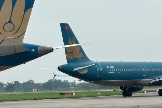 Hai máy bay va chạm tại sân bay Nội Bài