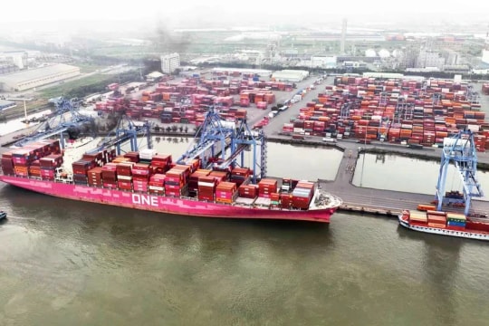 Volume of goods through seaports surges during US tariff pause
