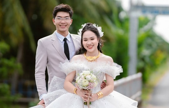 Thuê sân hàng xóm 1 năm, chàng trai cưới luôn con gái chủ nhà
