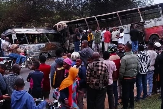 2 xe buýt bốc cháy sau va chạm ở Tanzania khiến 38 người thiệt mạng