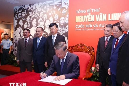 Tổng Bí thư Tô Lâm cắt băng khai mạc triển lãm về Tổng Bí thư Nguyễn Văn Linh