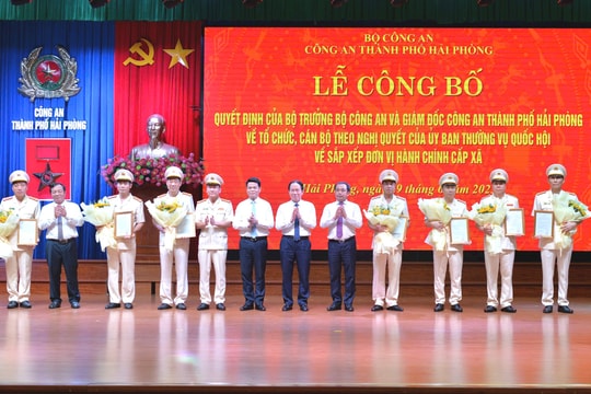 Công an Hải Phòng công bố các quyết định về tổ chức, cán bộ