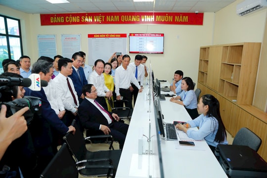 Thủ tướng thăm Trung tâm phục vụ hành chính công phường Hồng An ở Hải Phòng