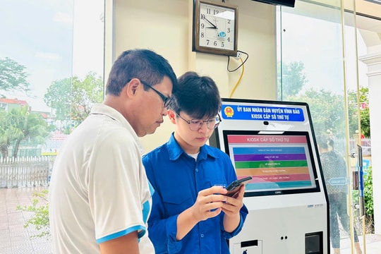 Thanh niên Hải Phòng hỗ trợ người dân giải quyết thủ tục hành chính trong ngày đầu hợp nhất