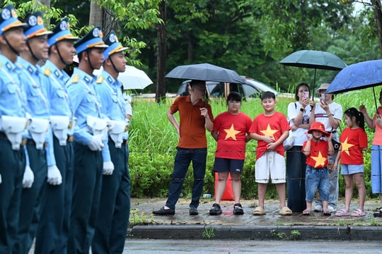 Người dân đội mưa xem bộ đội hợp luyện diễu binh