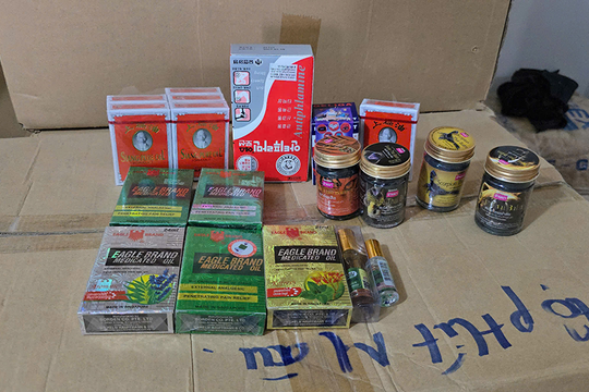 Công bố hình ảnh làm giả 70.000 chai dầu gió của vợ chồng doanh nhân