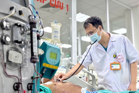 Người đàn ông bầm tím cơ thể, nguy kịch sau 3 ngày ăn tiết canh