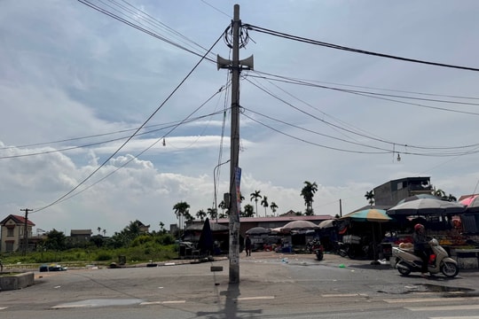 Cột điện giữa đường đi vào chợ Lại