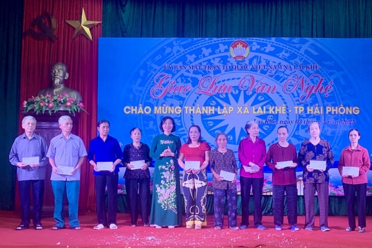 Xã Lai Khê tặng quà cho gia đình có hoàn cảnh khó khăn