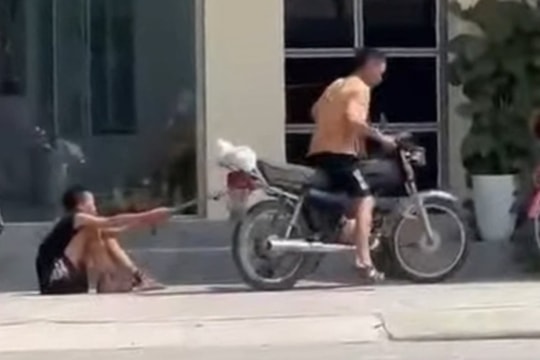 Tạm giữ hình sự ông bố buộc xích, kéo lê con trai trên phố