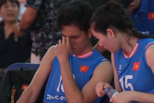 Tay đập bóng chuyền nữ Việt Nam bật khóc, nhận tiền thưởng lớn hậu VTV Cup