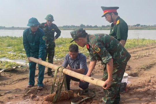 Di chuyển vật thể nghi là đầu đạn lớn ở xã Tuệ Tĩnh đi tiêu hủy