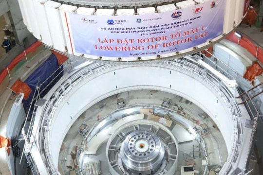 Hạ đặt thành công rotor tổ máy số 1 Dự án Thủy điện Hòa Bình mở rộng