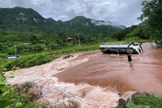 Cầu bị cuốn, ô tô lật do mưa lớn ở Nghệ An