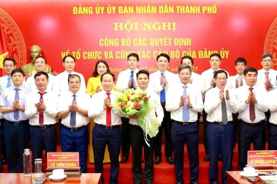 Công bố các quyết định về tổ chức và công tác cán bộ của Đảng ủy UBND TP Hải Phòng