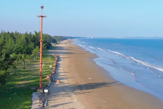 Bãi biển hoang sơ cách Hà Nội 3 giờ lái xe, cảnh đẹp tự nhiên, hải sản tươi ngon