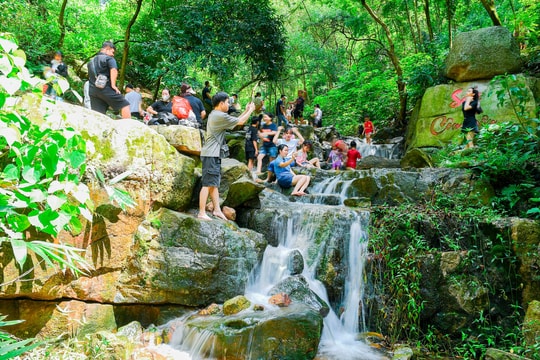 Suối Côn sơn hút khách ngày hè
