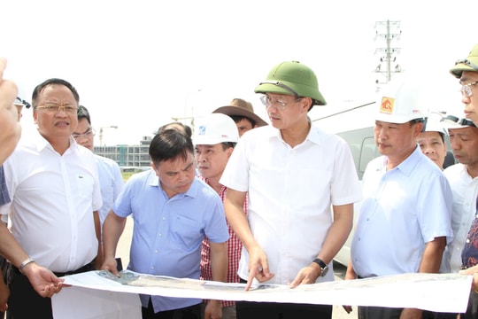 Phó Chủ tịch Thường trực UBND TP Hải Phòng Lê Anh Quân kiểm tra thực địa dự án đường sắt Lào Cai - Hà Nội - Hải Phòng