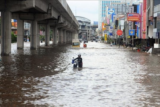 Lũ lụt nghiêm trọng ở Indonesia khiến nhiều người phải sơ tán