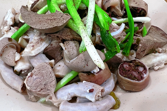 Nguy kịch sau khi ăn tiết canh, lòng lợn