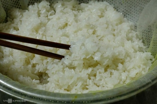 Tại sao nên ngâm gạo trước khi đồ xôi?