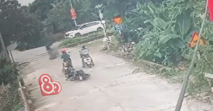 Chàng trai Hải Phòng phản xạ nhanh cứu sống bé trai ngay trước mũi tàu hỏa