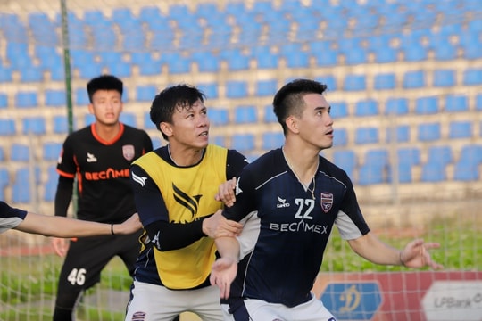Cầu thủ quê Hải Phòng Tiến Linh hội quân ở mùa giải mới