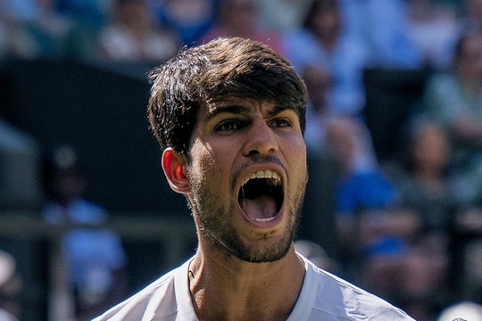Alcaraz thắng nghẹt thở Taylor Fritz, hẹn Djokovic ở chung kết Wimbledon
