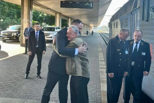 Đặc phái viên Mỹ đến Kiev giữa đồn đoán Tổng thống Trump thay đổi chính sách với Ukraine