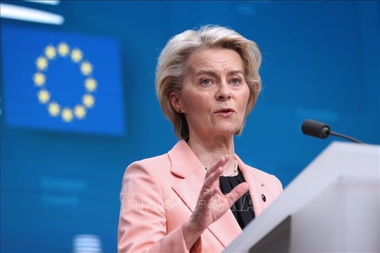 EU hoãn thực thi các biện pháp đáp trả chính sách thuế quan của Mỹ