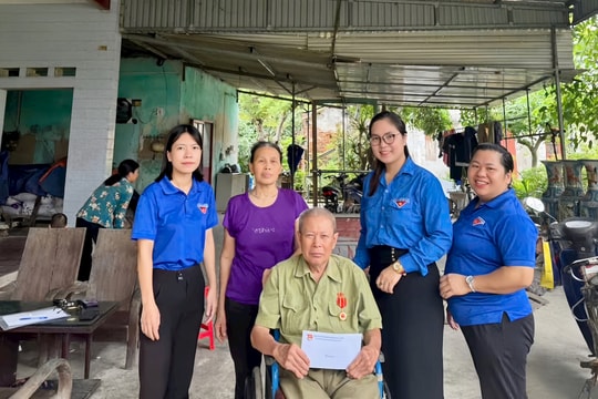 Tuổi trẻ phường Lê Đại Hành tặng quà cựu thanh niên xung phong