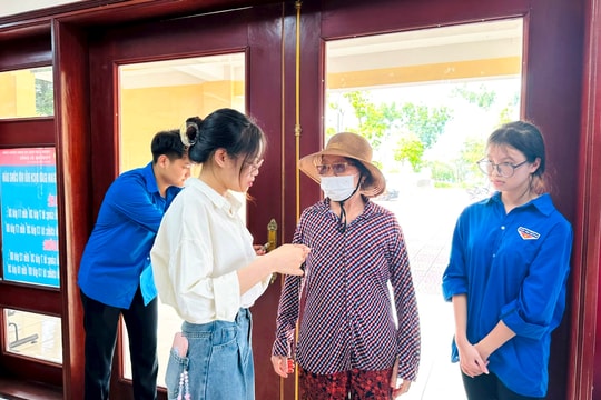 Sức trẻ giúp người dân có trải nghiệm mới khi làm thủ tục hành chính ở Hải Phòng