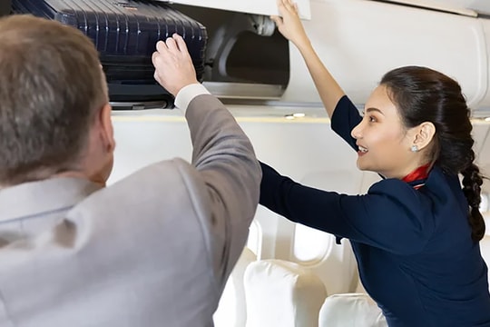 Lý do không nên nhờ tiếp viên cất hành lý trên máy bay