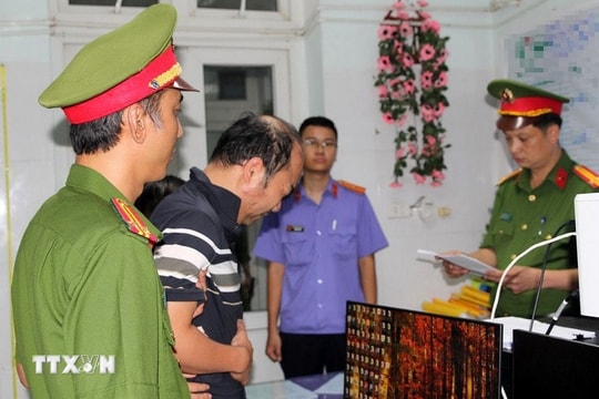 Tạm giữ người lái xe ô tô đâm nhiều xe máy rơi xuống sông ở Nghệ An